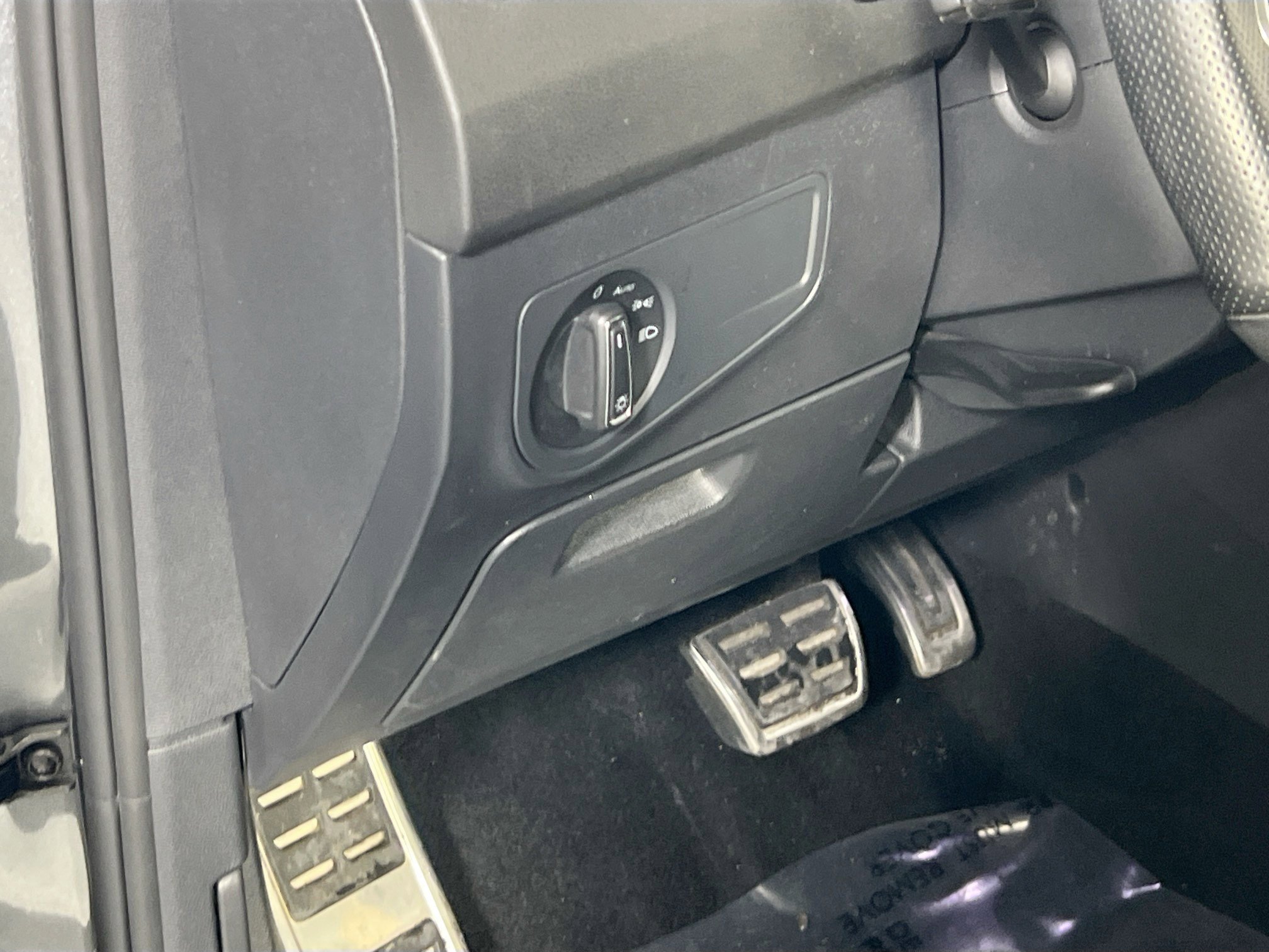 Used 2022 Volkswagen Tiguan SE R-Line image 10