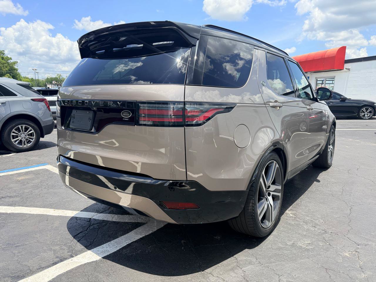 Used 2023 Land Rover Discovery HSE R-Dynamic AWD/4WD image 3