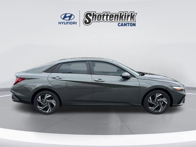 Used 2025 Hyundai Elantra Limited image 4