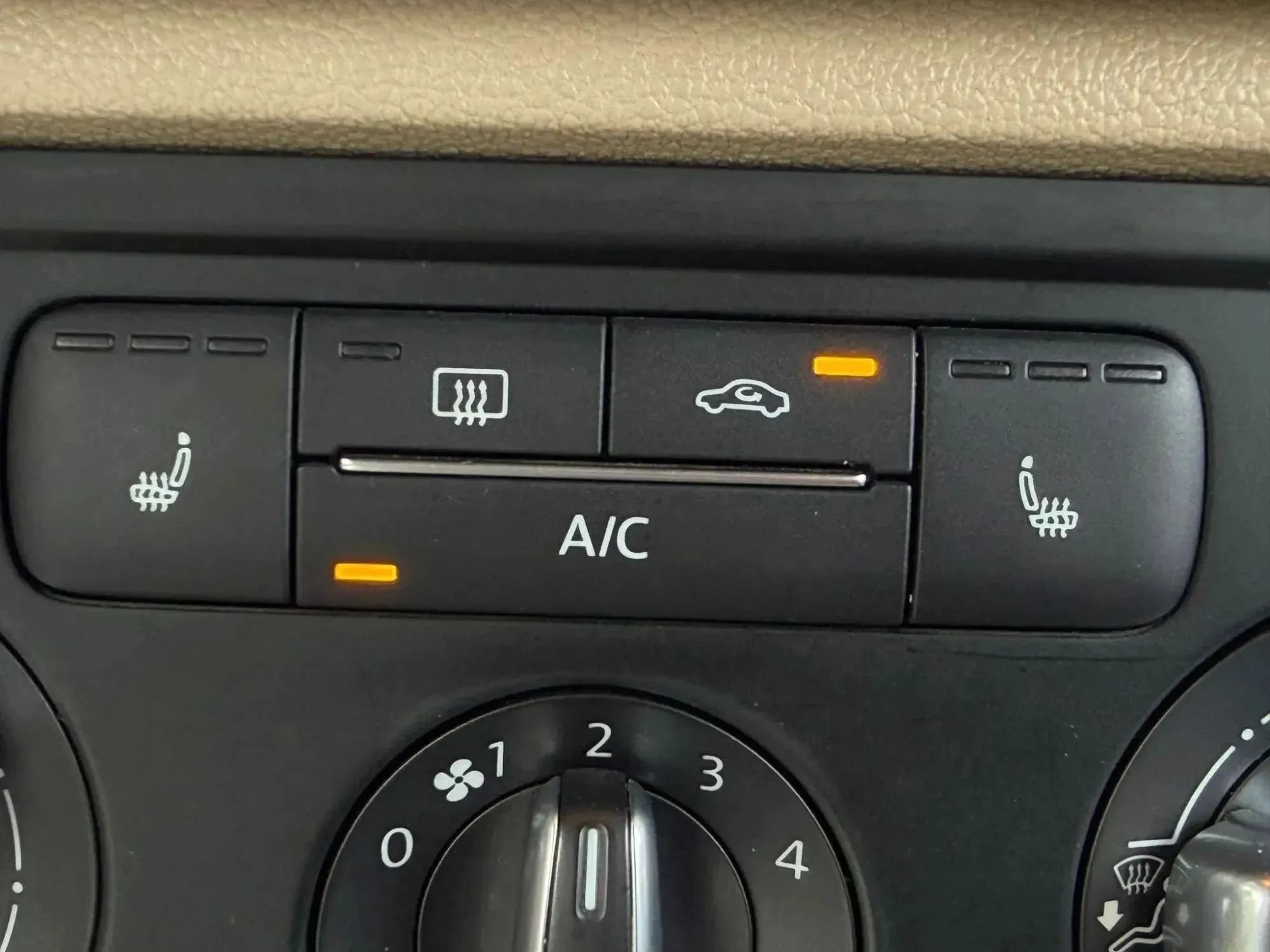 Used 2013 Volkswagen Beetle TDI FWD image 25