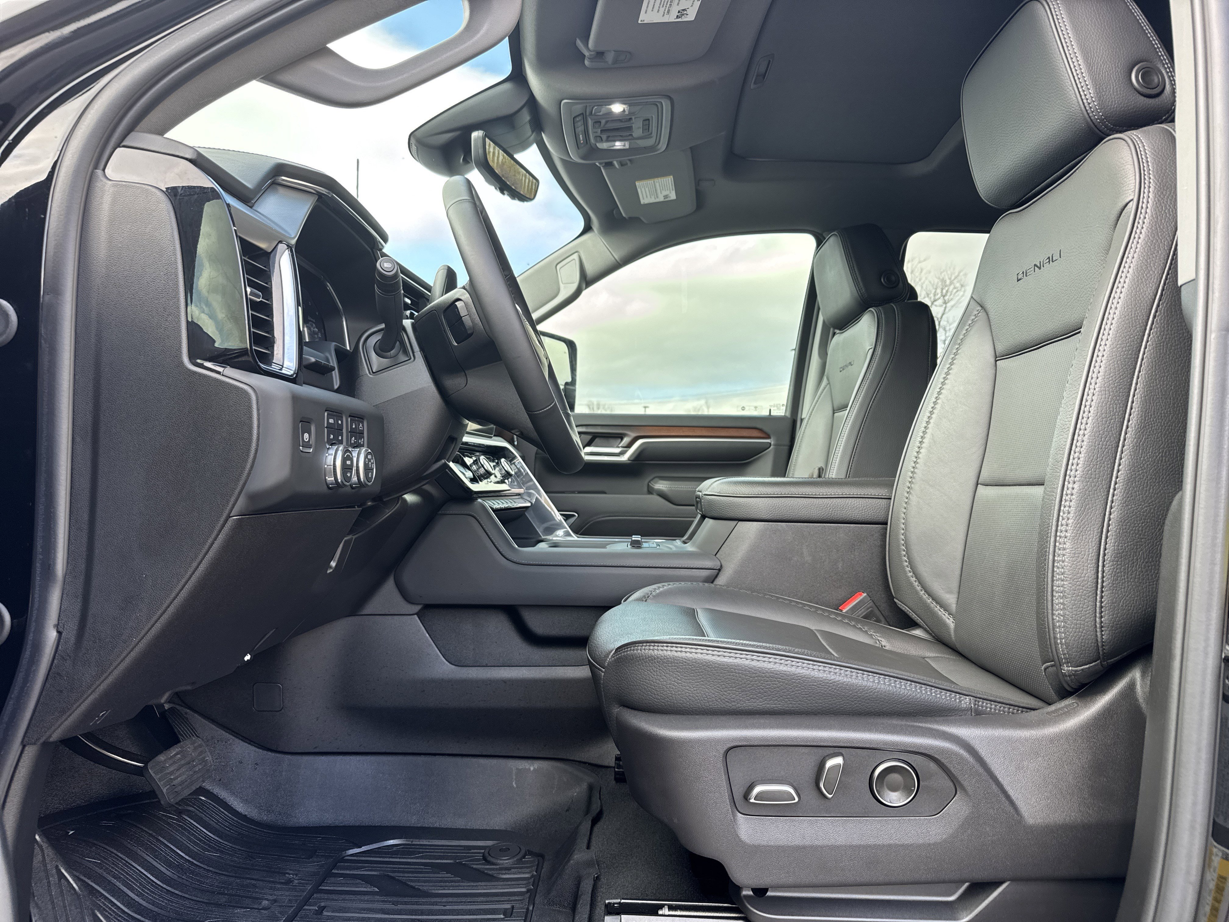 Used 2024 GMC Sierra 3500 Denali w/ Denali Reserve Package image 16