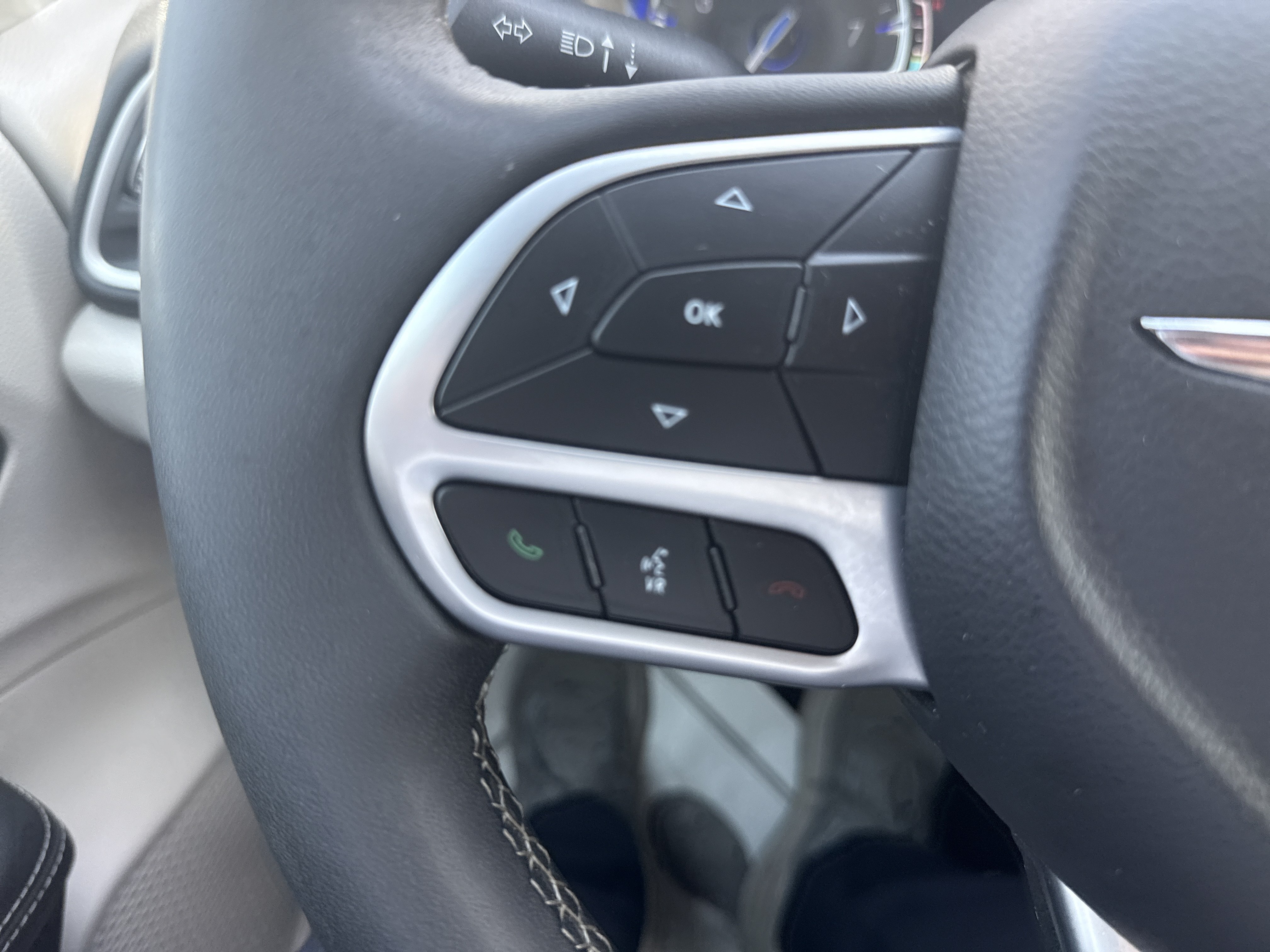 Used 2024 Chrysler Pacifica Touring-L FWD image 18