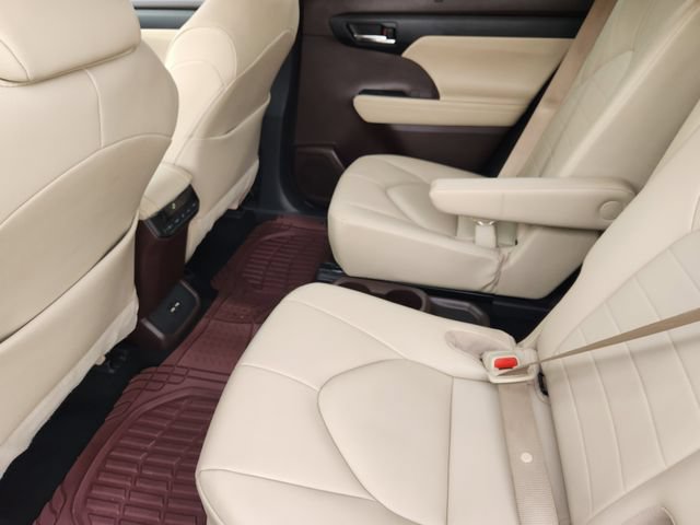 Used 2021 Toyota Highlander XLE FWD image 31