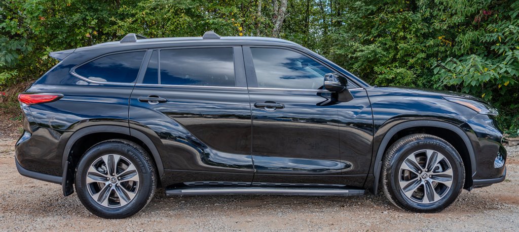 Used 2023 Toyota Highlander XLE FWD image 4