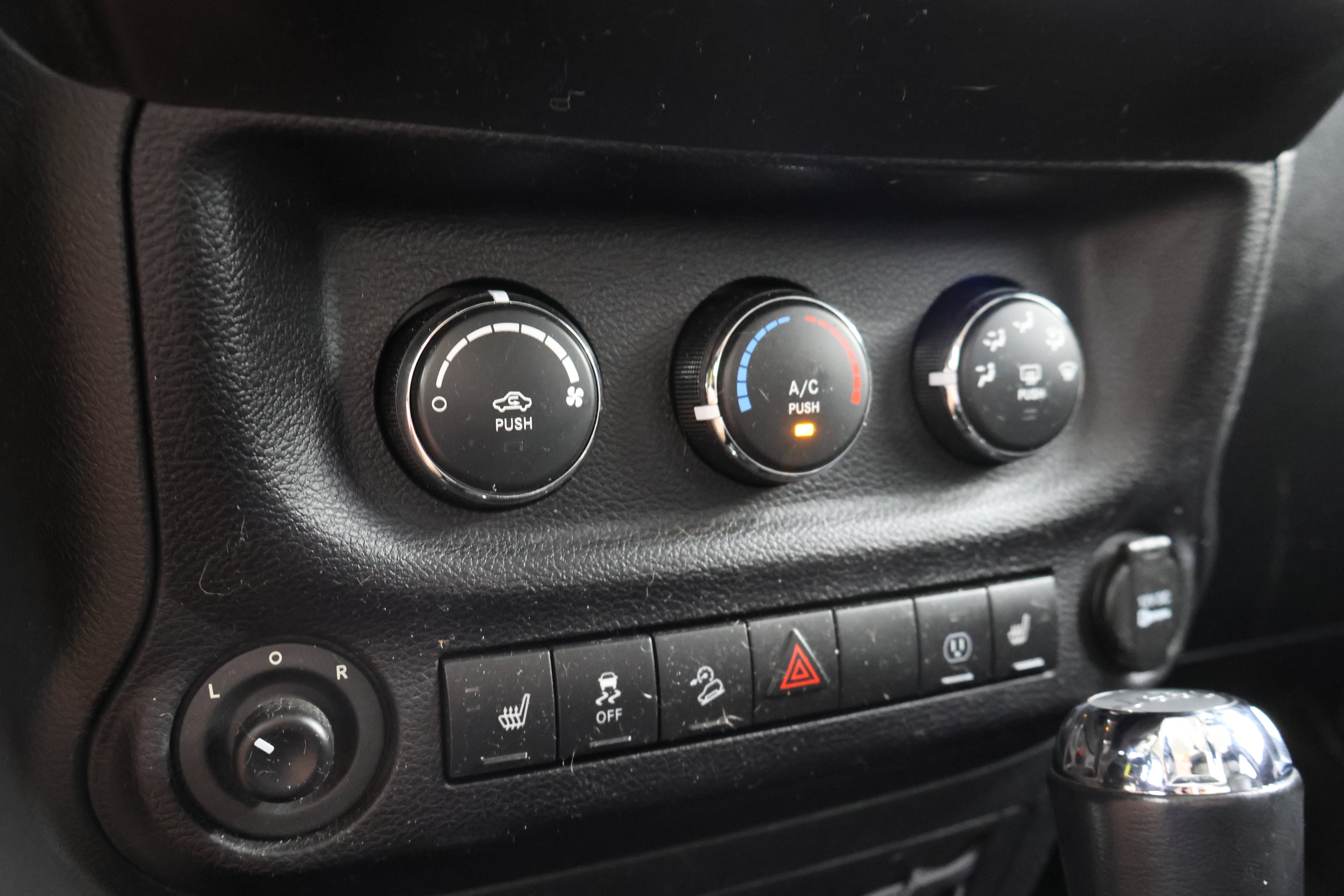 Used 2017 Jeep Wrangler Unlimited Sahara w/ Connectivity Group AWD/4WD image 37