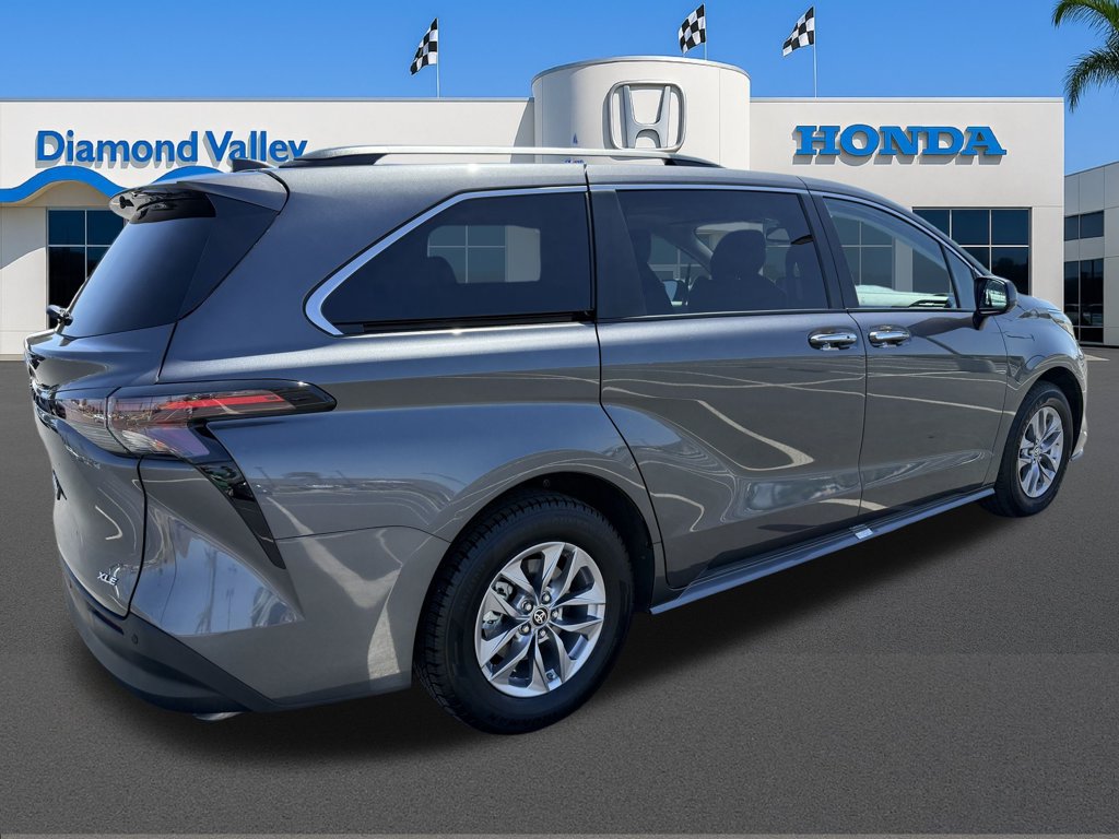 Used 2025 Toyota Sienna XLE FWD image 8