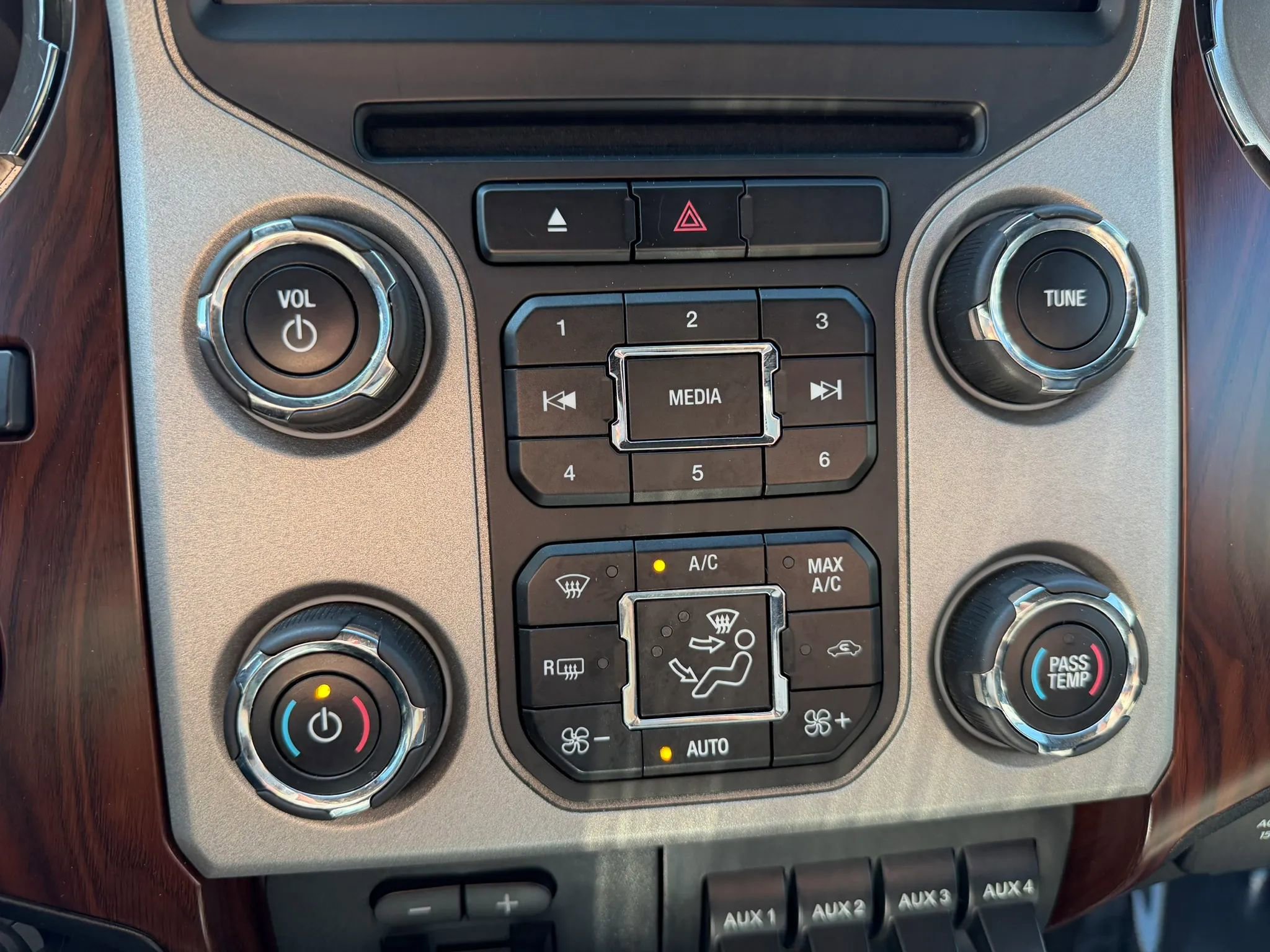 Used 2015 Ford F350 Lariat w/ Lariat Ultimate Package AWD/4WD image 28