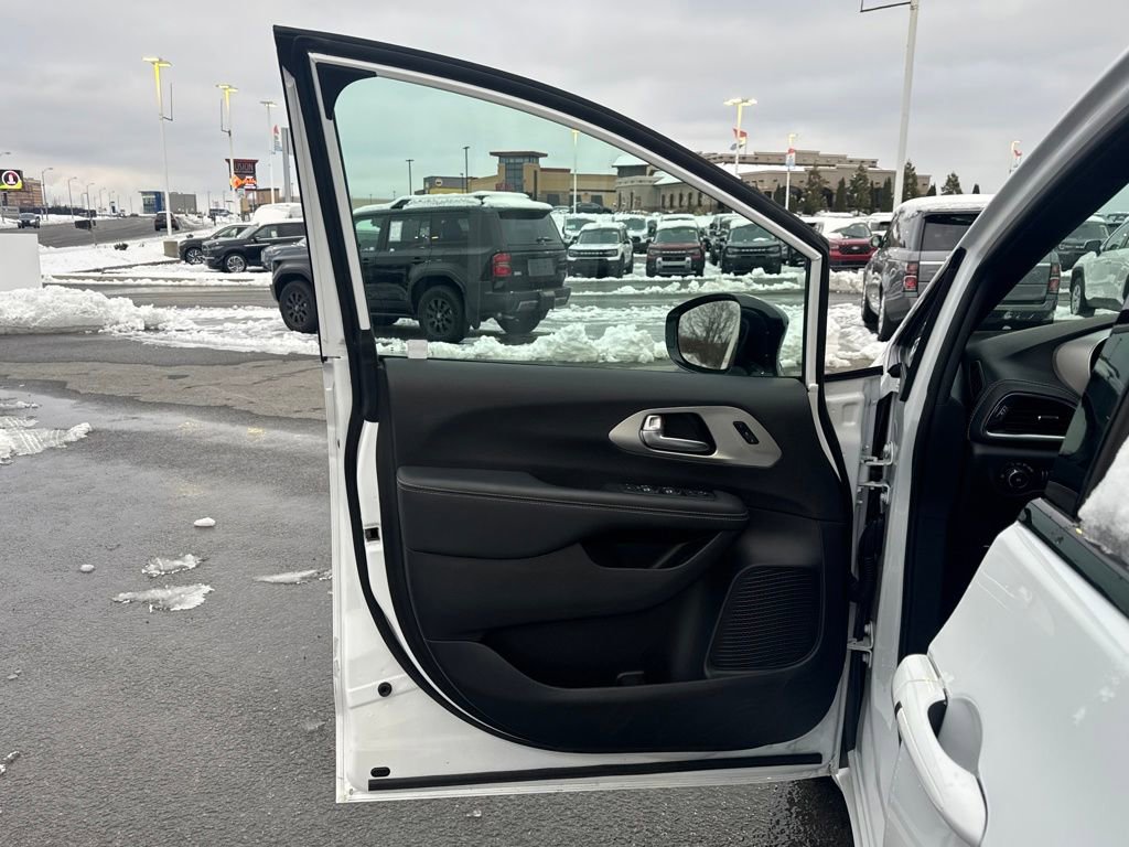 Used 2024 Chrysler Pacifica Limited w/ S Appearance Package image 28