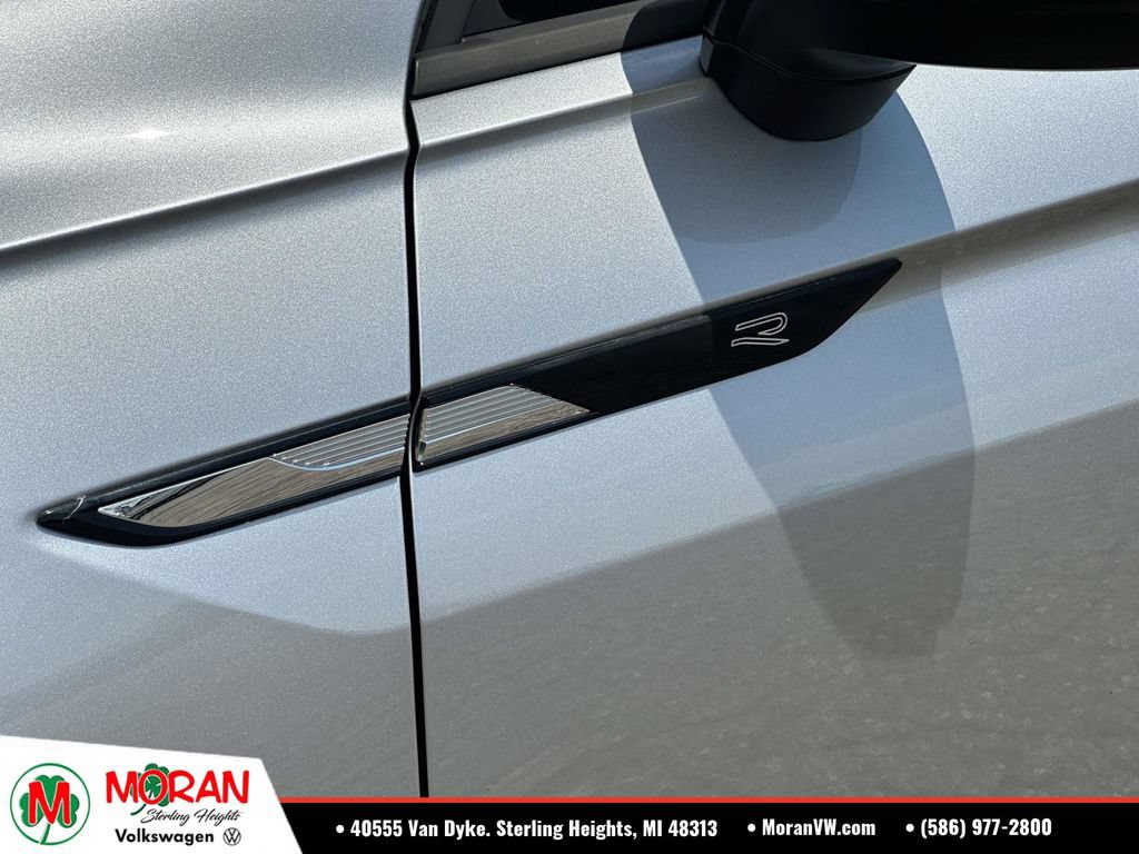 Certified 2023 Volkswagen Tiguan SE R-Line AWD/4WD image 10