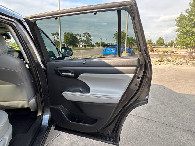 Used 2020 Toyota Highlander XLE AWD/4WD image 31