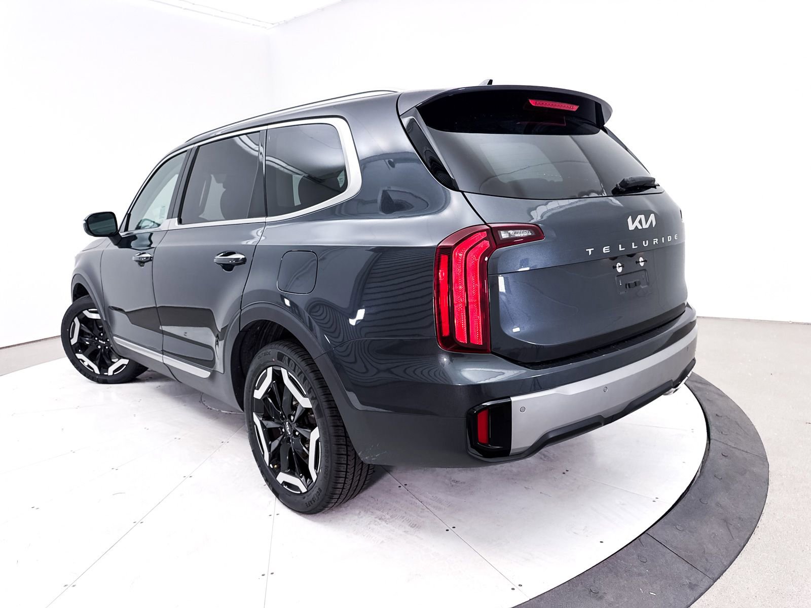 Used 2023 Kia Telluride S FWD image 2