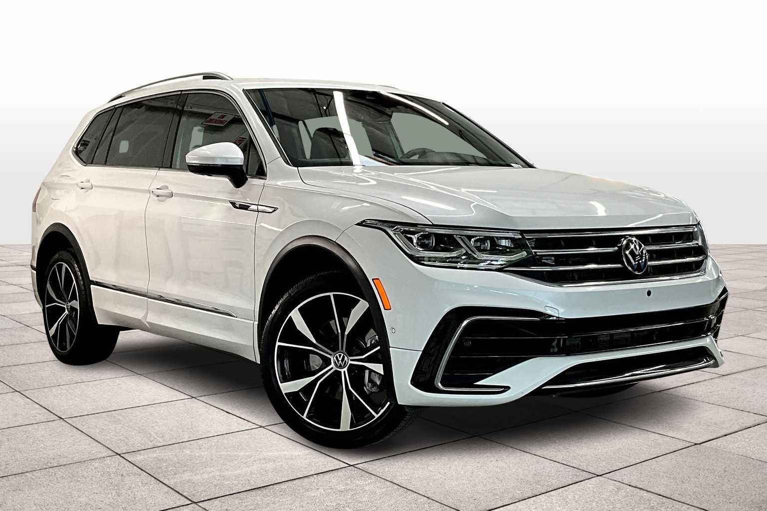 Used 2022 Volkswagen Tiguan SEL R-Line image 2