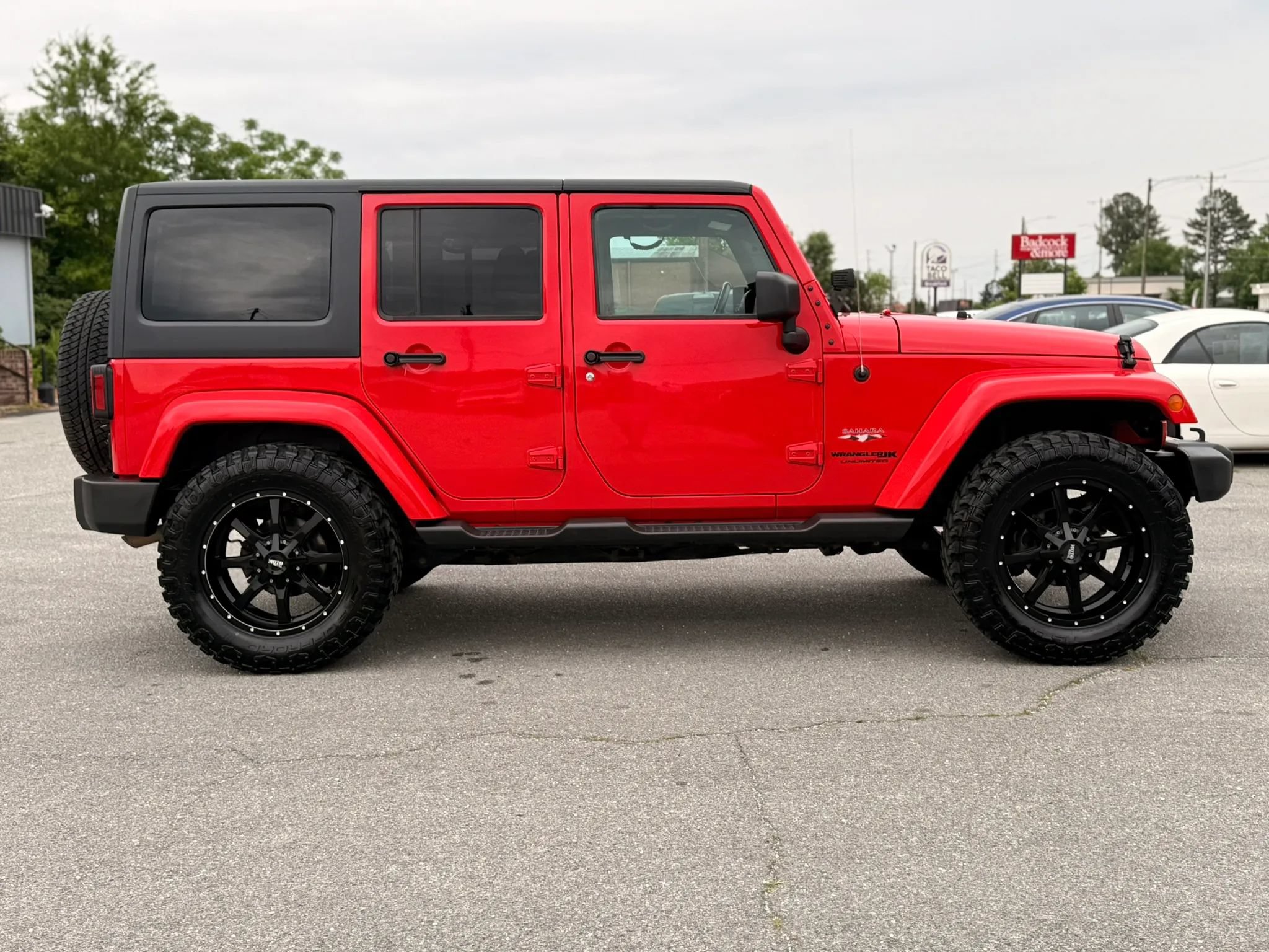 Used 2018 Jeep Wrangler Unlimited Sahara AWD/4WD image 10