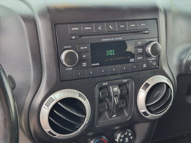 Used 2014 Jeep Wrangler Unlimited Sahara w/ Connectivity Group AWD/4WD image 12