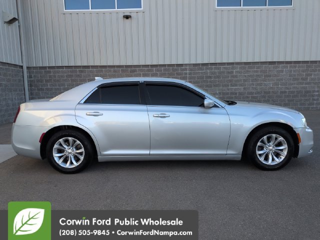 Used 2019 Chrysler 300 Touring RWD image 2