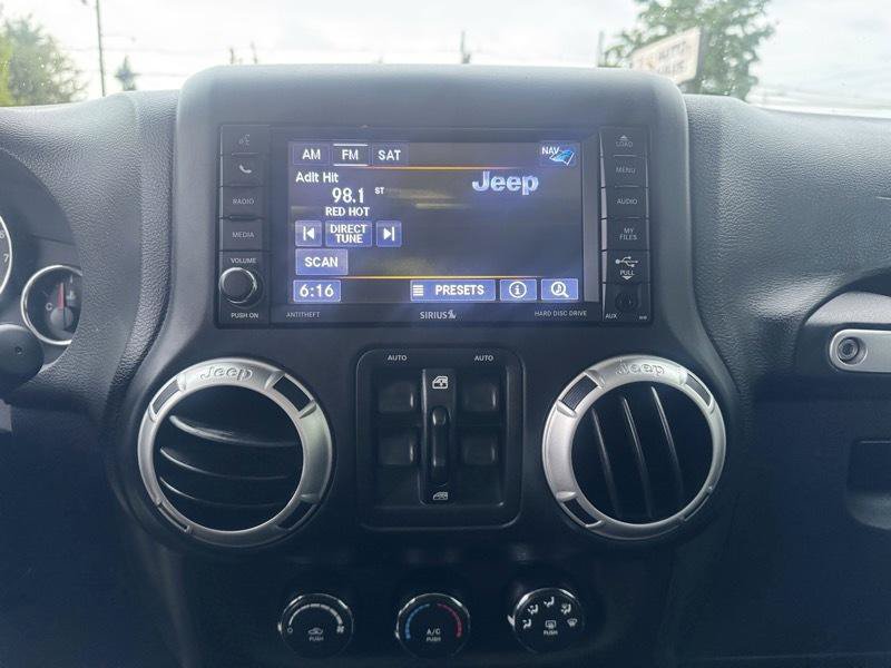Used 2018 Jeep Wrangler Unlimited Rubicon w/ Connectivity Group AWD/4WD image 14