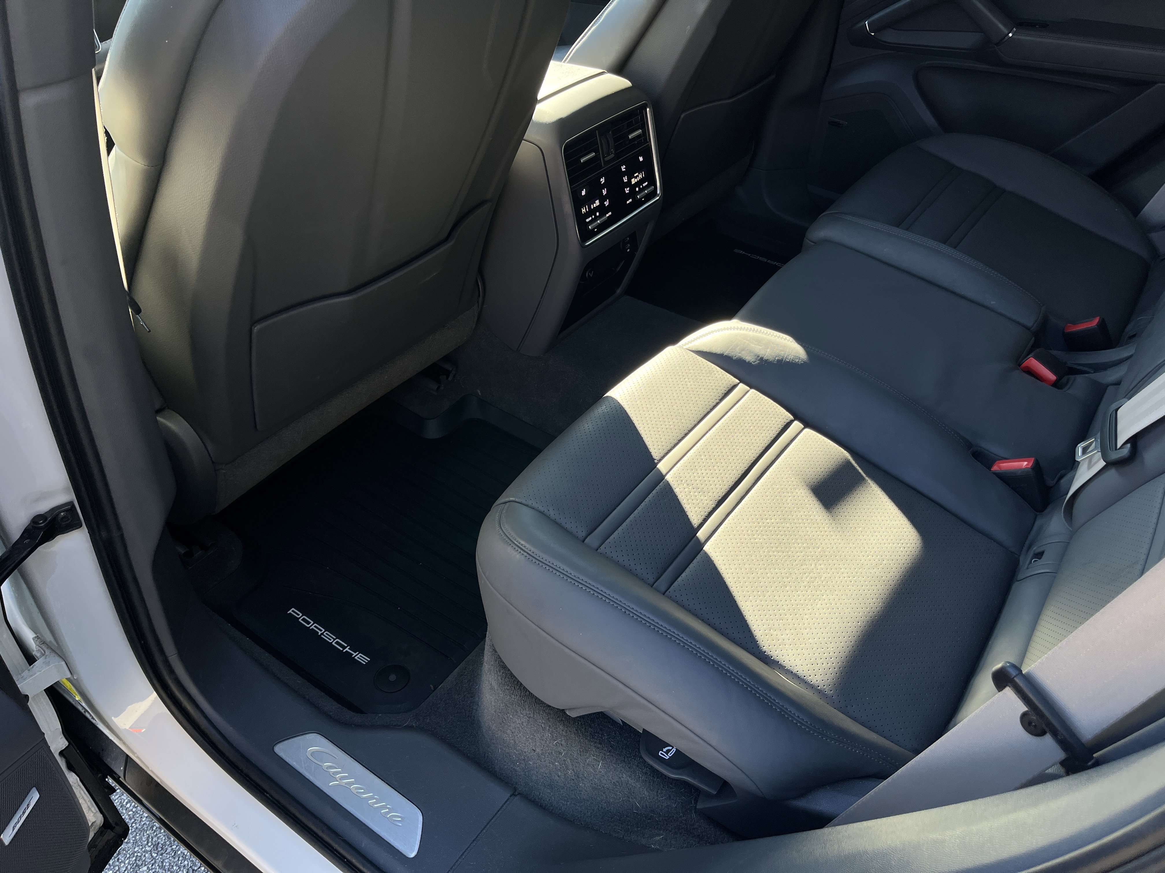 Certified 2023 Porsche Cayenne Platinum Edition image 15