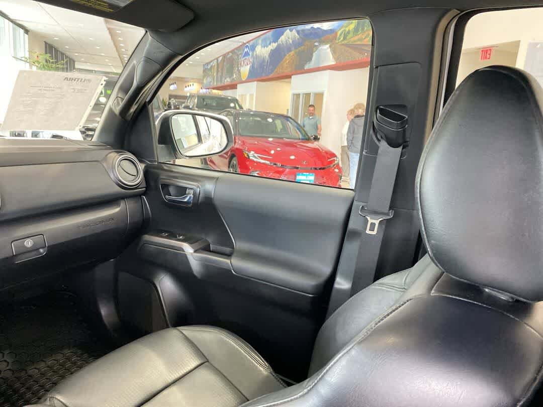 Used 2021 Toyota Tacoma TRD Off-Road AWD/4WD image 14