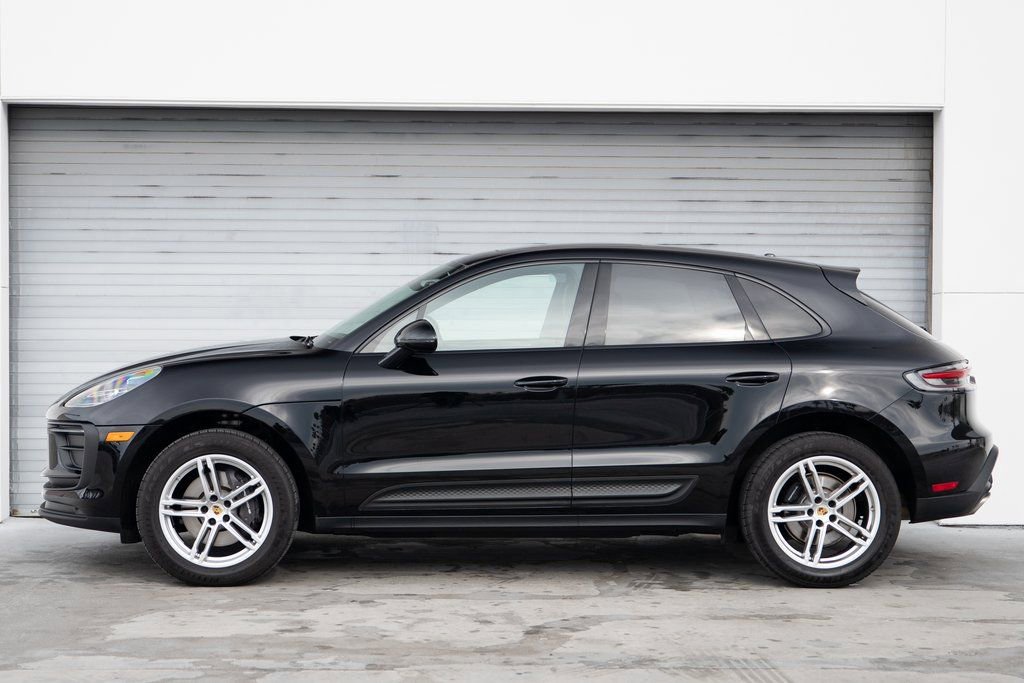 Certified 2025 Porsche Macan image 2