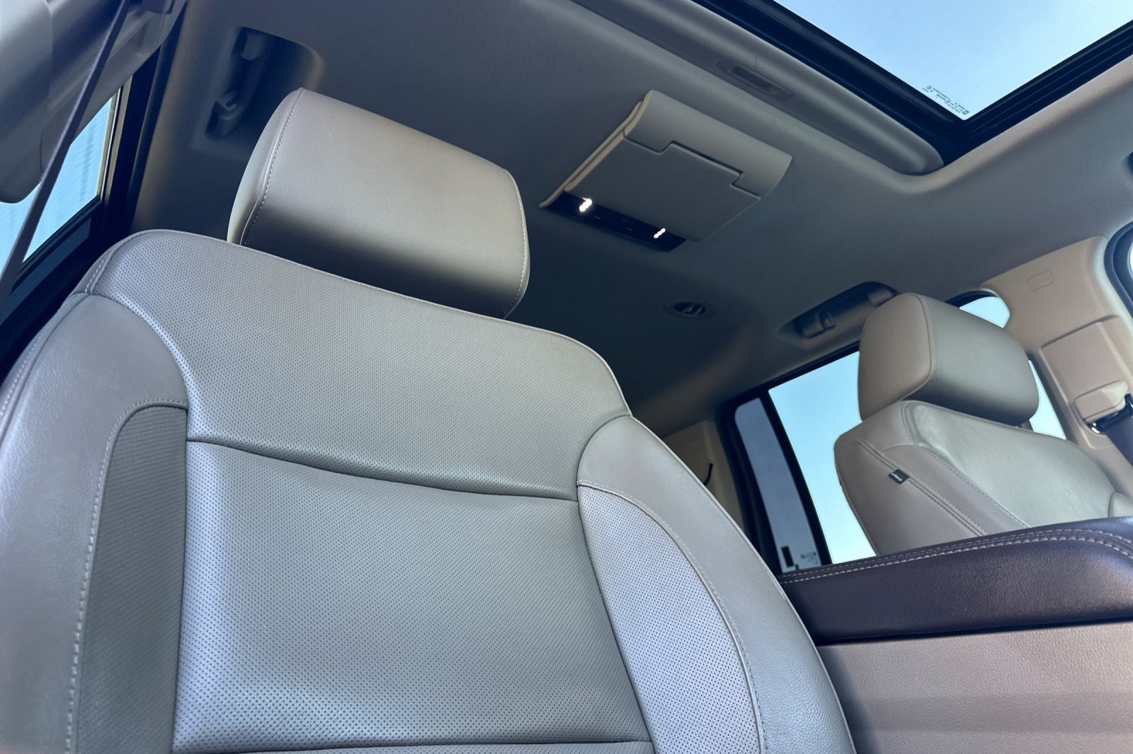 Used 2018 Chevrolet Suburban Premier AWD/4WD image 18