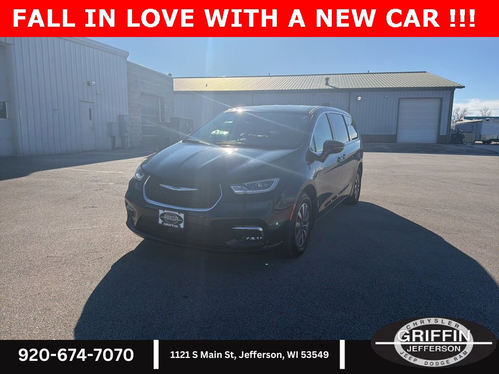 Used 2024 Chrysler Pacifica Select image 2