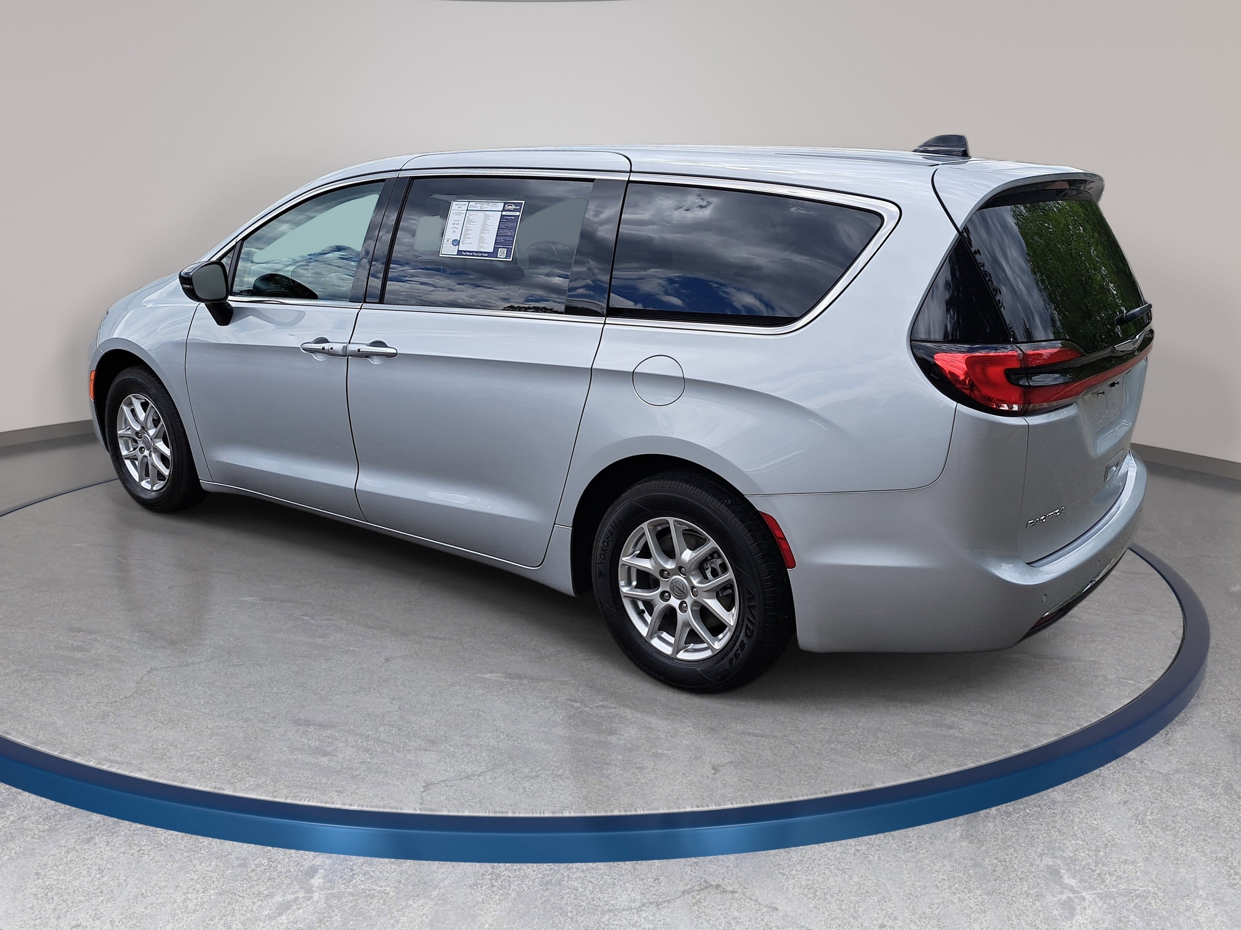 Used 2024 Chrysler Pacifica Touring-L FWD image 7