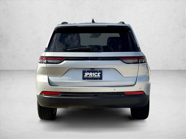 Used 2025 Jeep Grand Cherokee Altitude RWD image 4