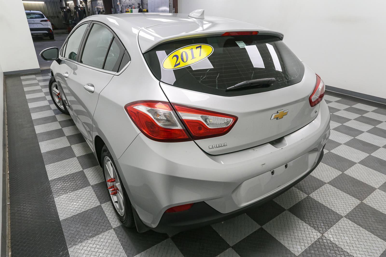 Used 2017 Chevrolet Cruze LT FWD image 9