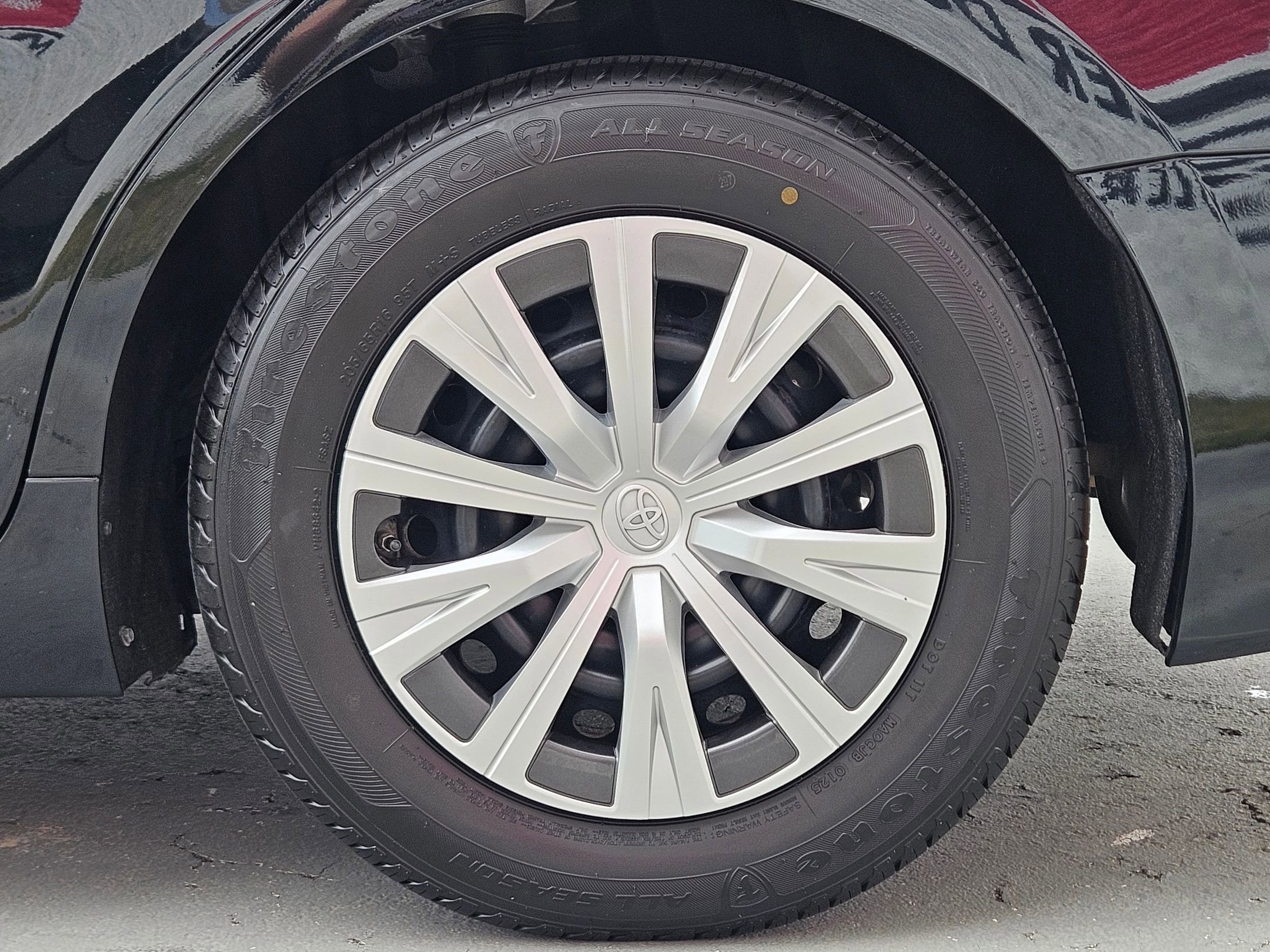 Used 2020 Toyota Camry LE image 28