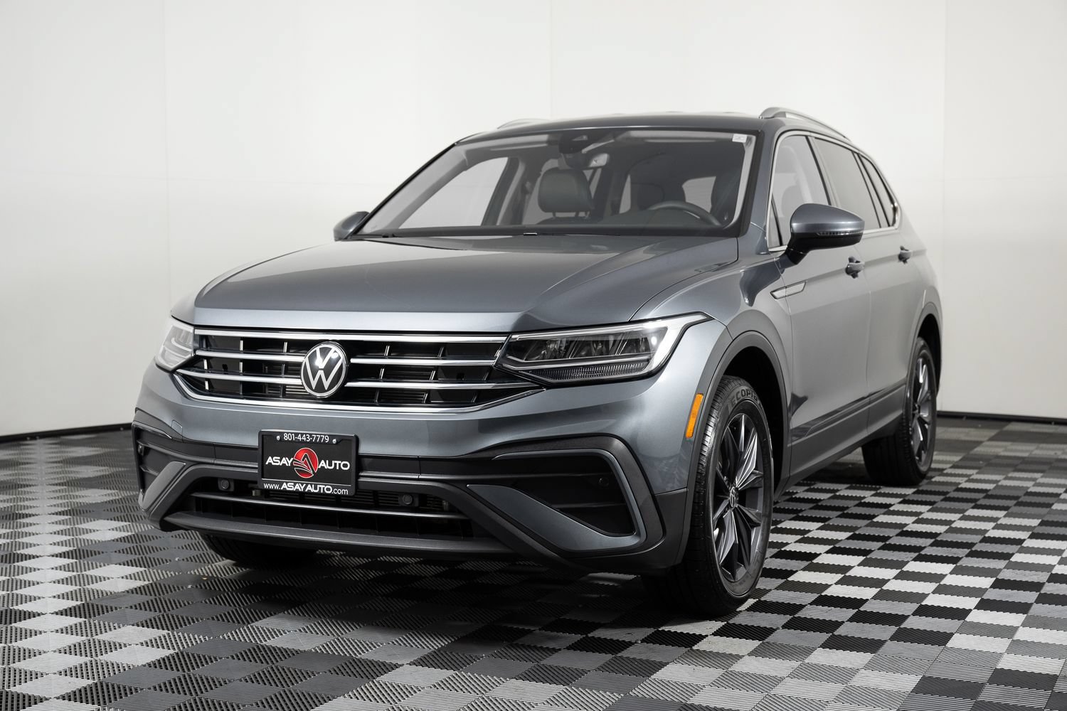 Used 2023 Volkswagen Tiguan SE AWD/4WD image 2