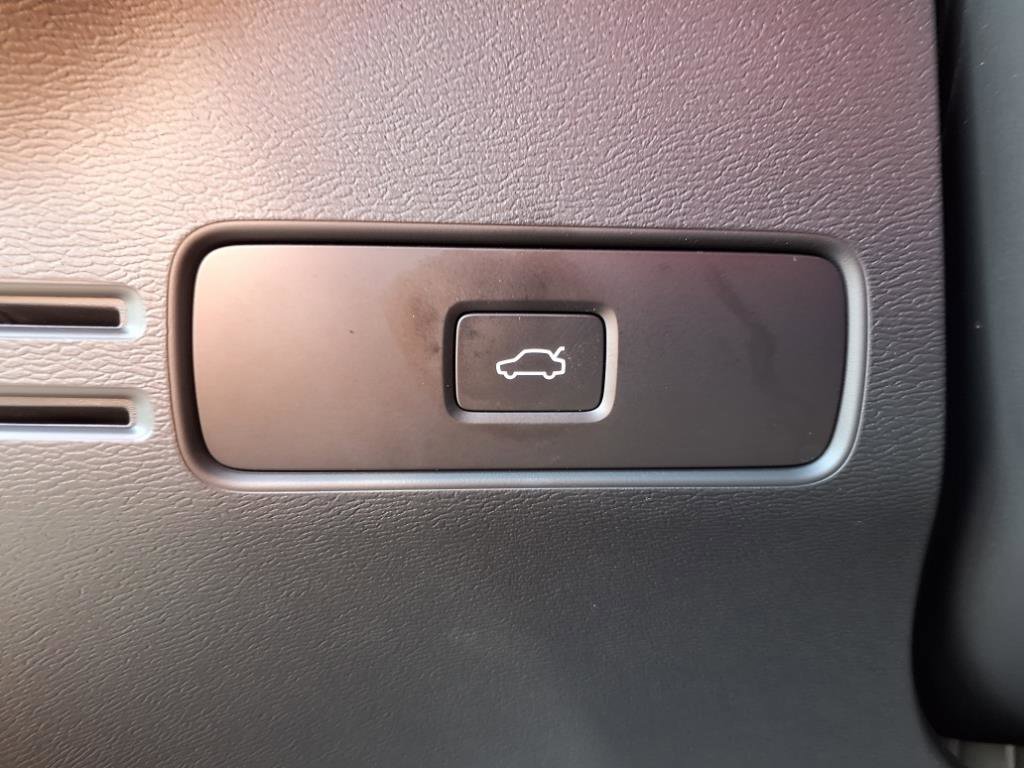 Used 2025 Volvo XC40 B5 Core image 18