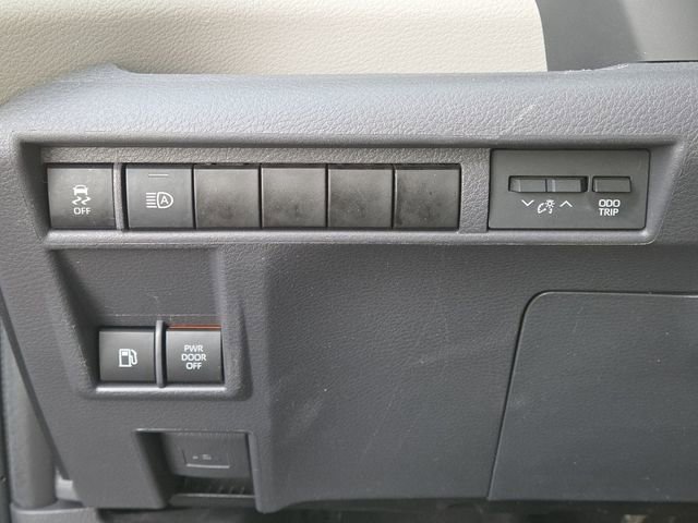 Used 2024 Toyota Sienna XLE image 11