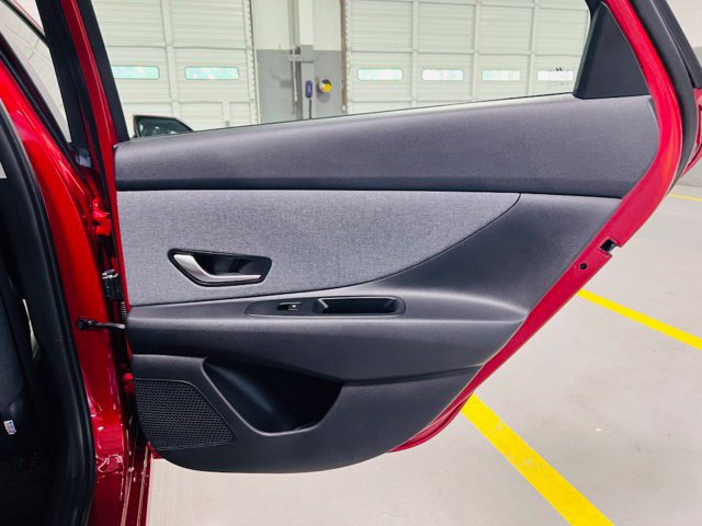 Used 2023 Hyundai Elantra Limited w/ Preferred Accessory Package FWD image 32