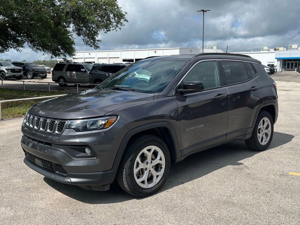 Used 2024 Jeep Compass Latitude AWD/4WD image 1