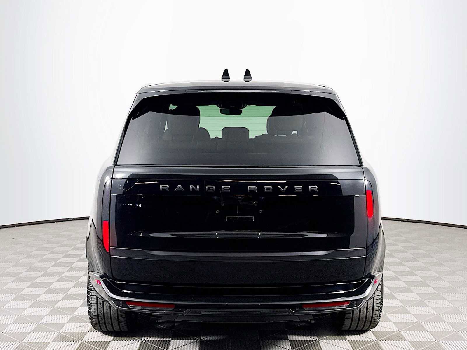 Used 2024 Land Rover Range Rover Long Wheelbase SE image 6