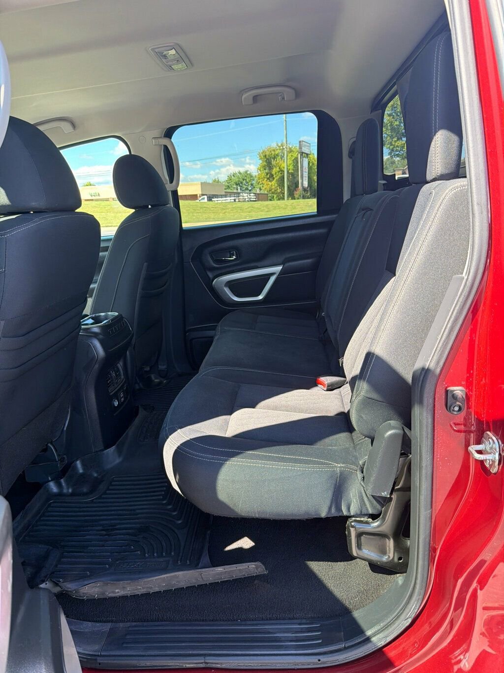 Used 2019 Nissan Titan SV w/ SV Convenience Package image 16