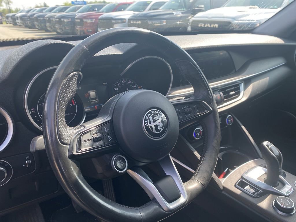 Used 2020 Alfa Romeo Stelvio Ti w/ Active Blind Spot Package AWD/4WD image 9