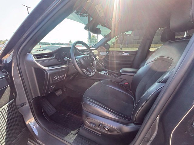 Used 2022 Jeep Grand Cherokee Altitude AWD/4WD image 11