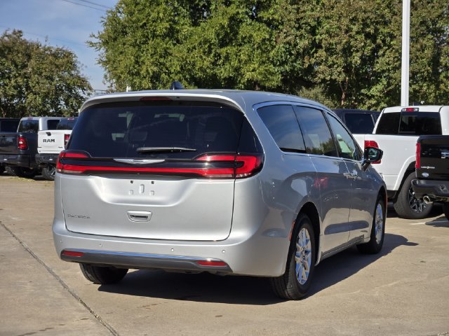 Used 2024 Chrysler Pacifica Touring-L FWD image 7