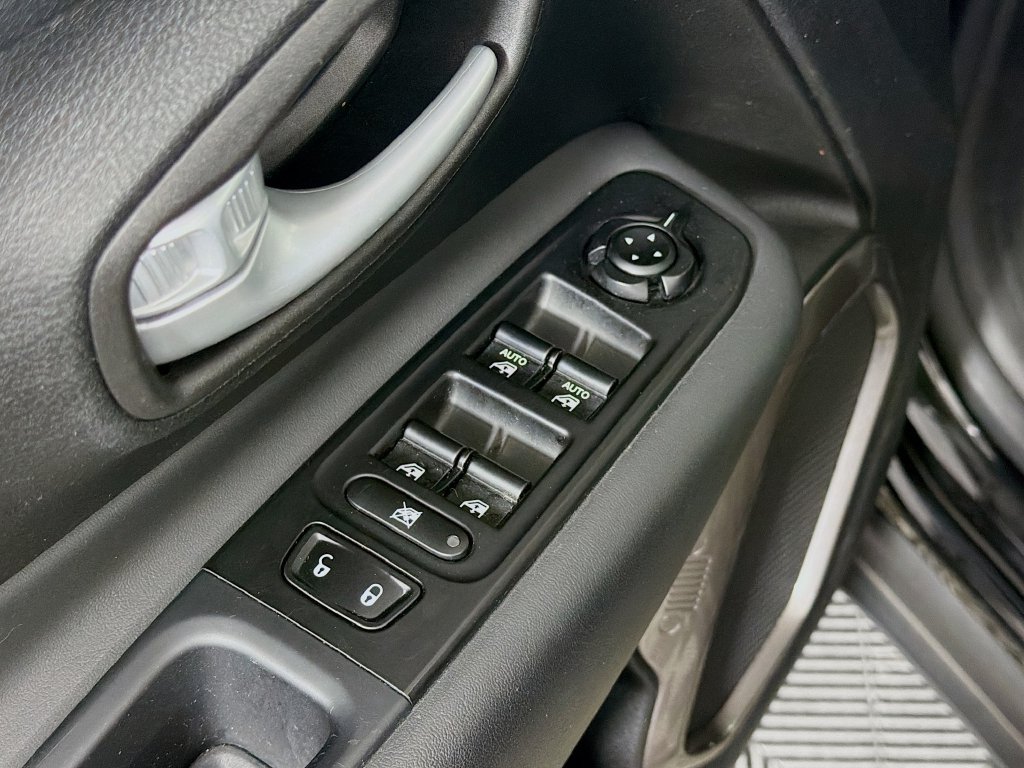 Used 2023 Jeep Renegade Latitude AWD/4WD image 18