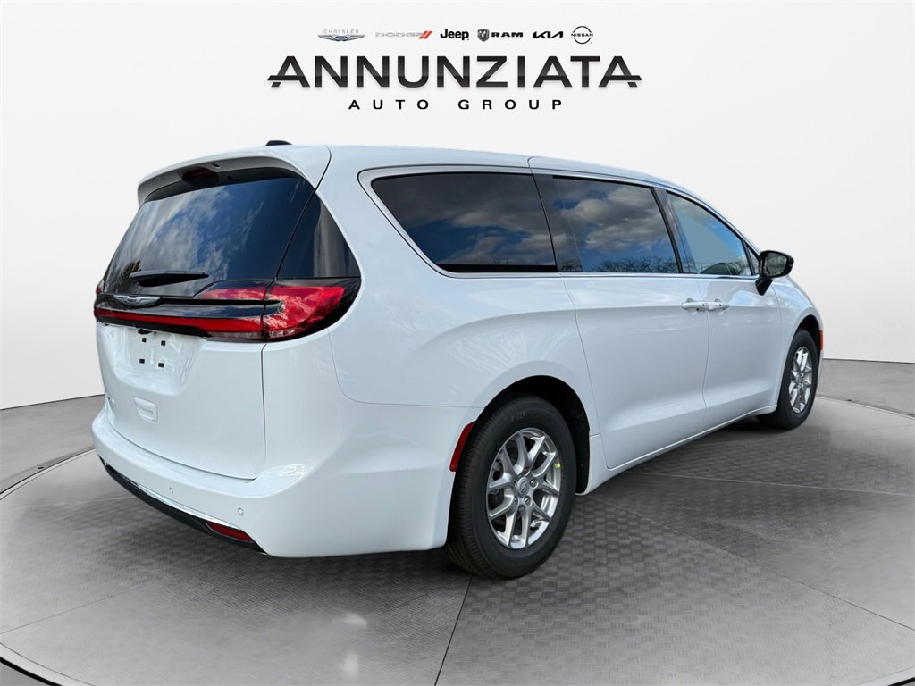 New 2026 Chrysler Pacifica Select image 5