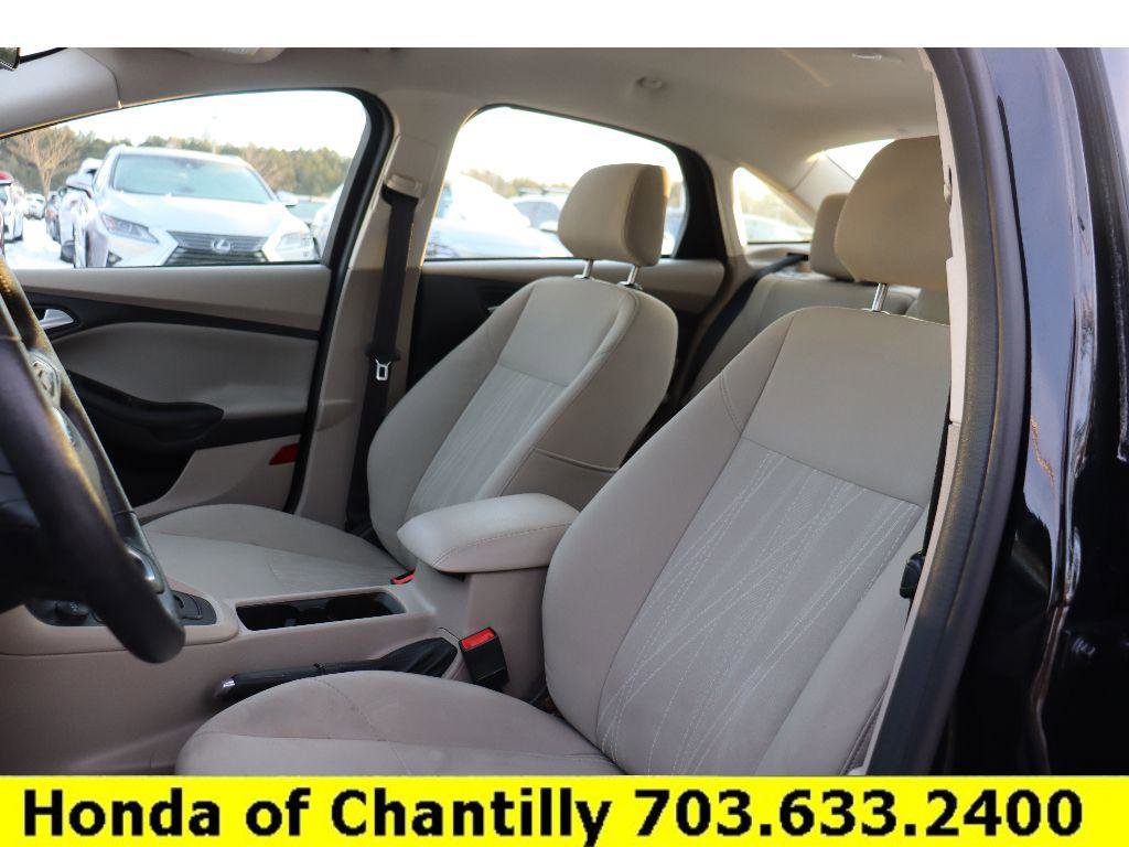 Used 2018 Ford Focus SE w/ SE Appearance Package image 24