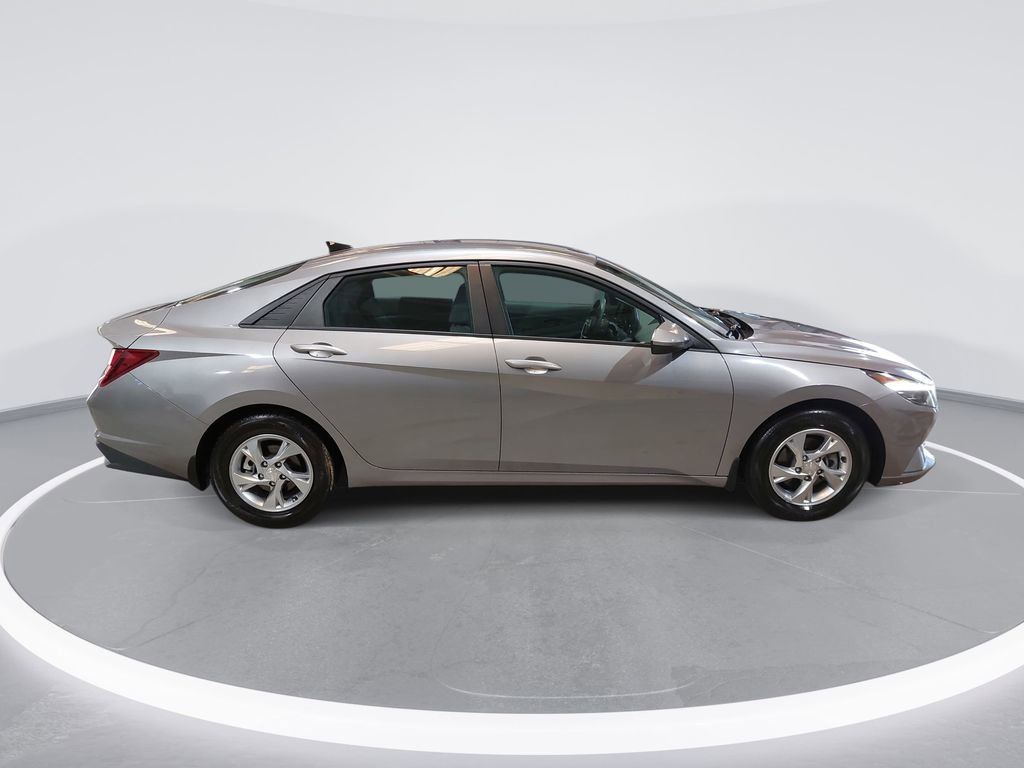 Used 2023 Hyundai Elantra SE FWD image 4