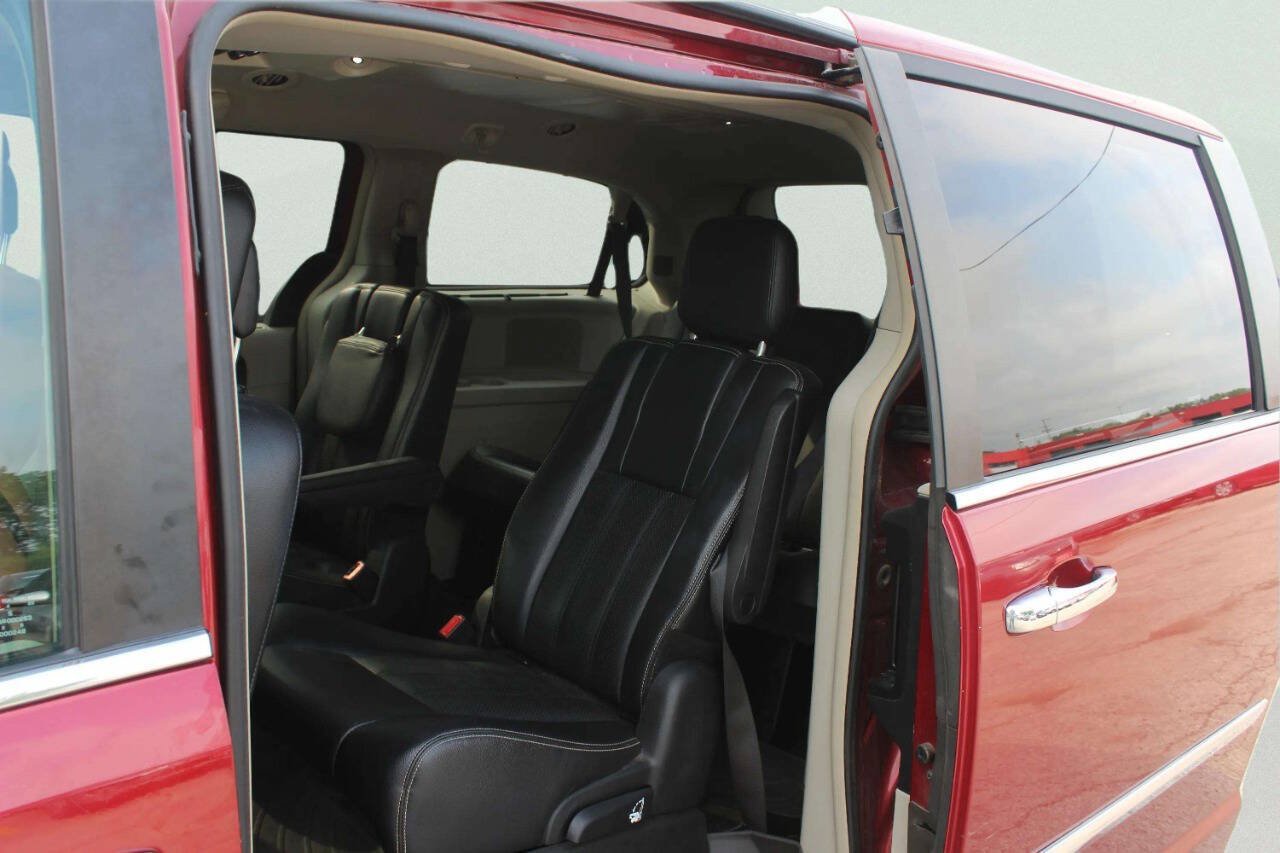 Used 2015 Chrysler Town & Country Touring-L w/ Driver Convenience Group FWD image 8