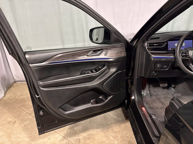 Used 2023 Jeep Grand Cherokee Overland AWD/4WD image 2