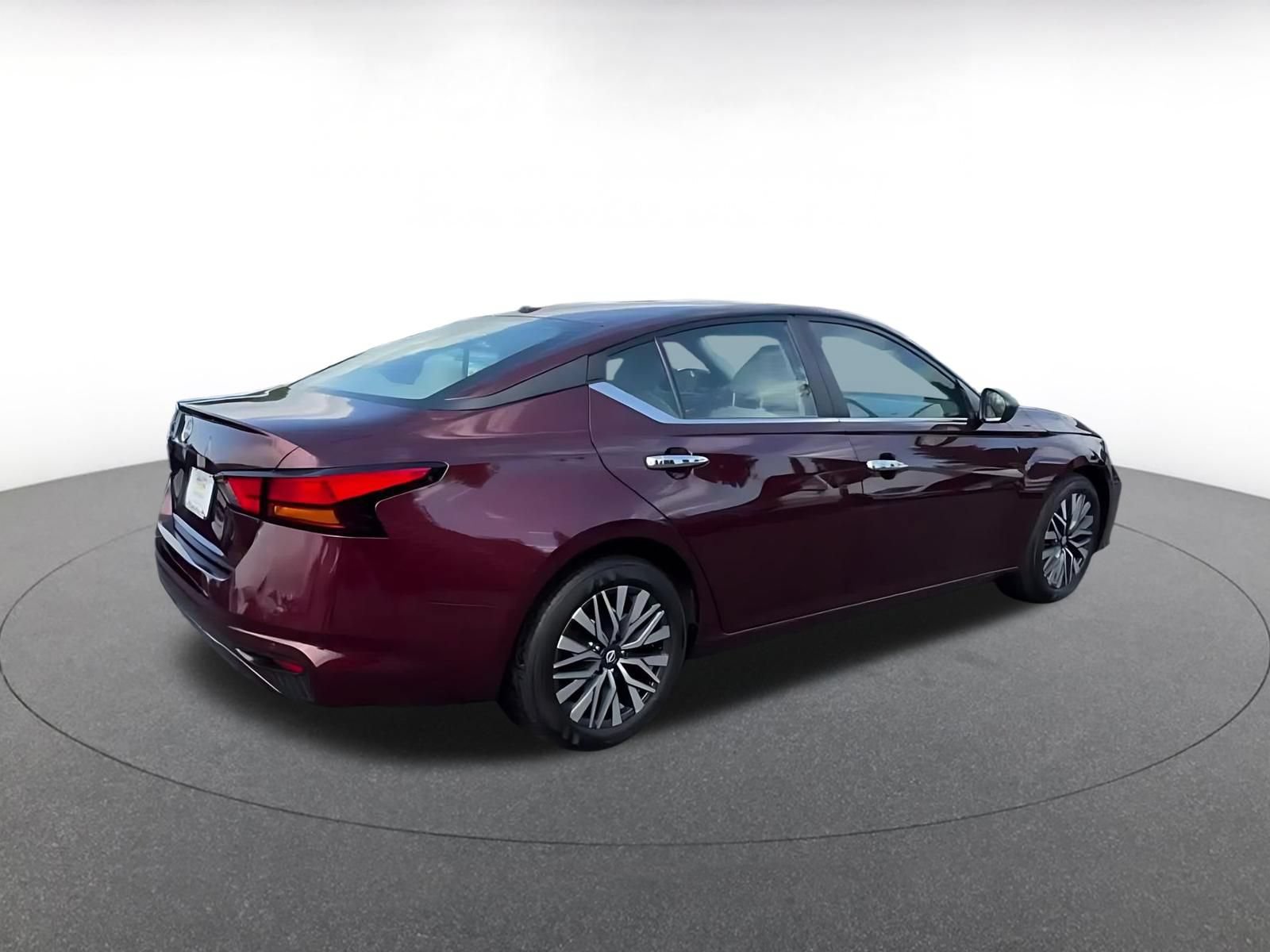 Used 2025 Nissan Altima 2.5 SV FWD image 15