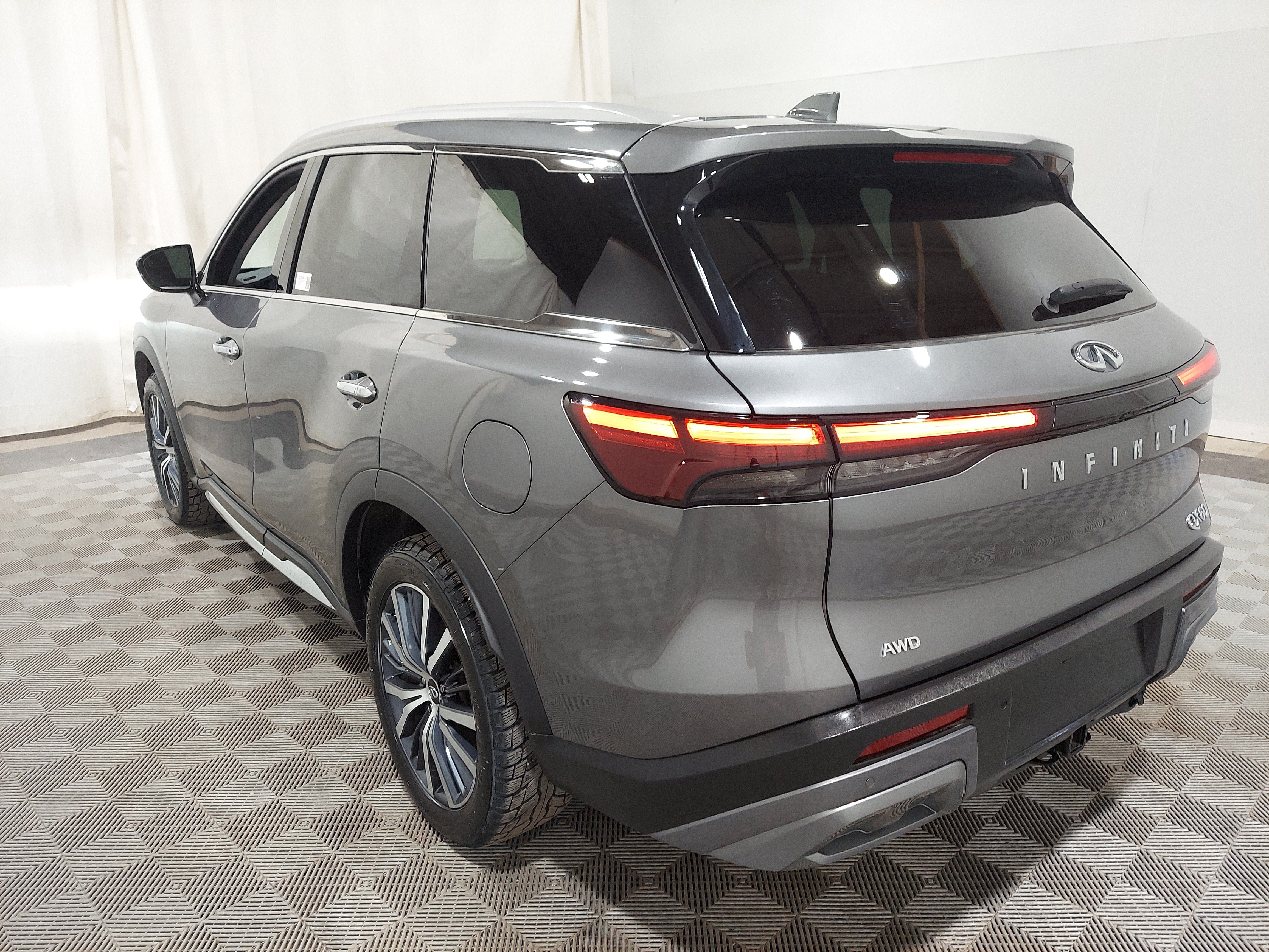 Used 2024 INFINITI QX60 Sensory AWD/4WD image 2