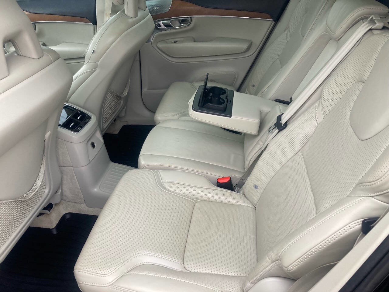 Used 2016 Volvo XC90 T8 Inscription w/ Vision Package image 11