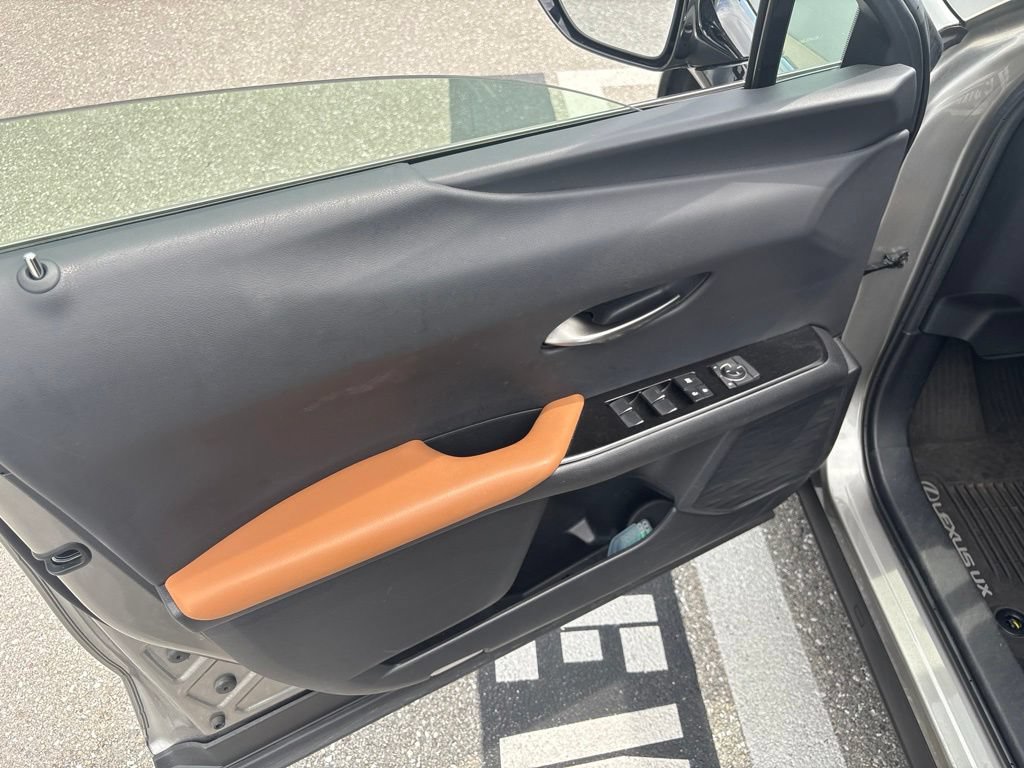 Used 2021 Lexus UX 200 w/ Premium Package FWD image 16