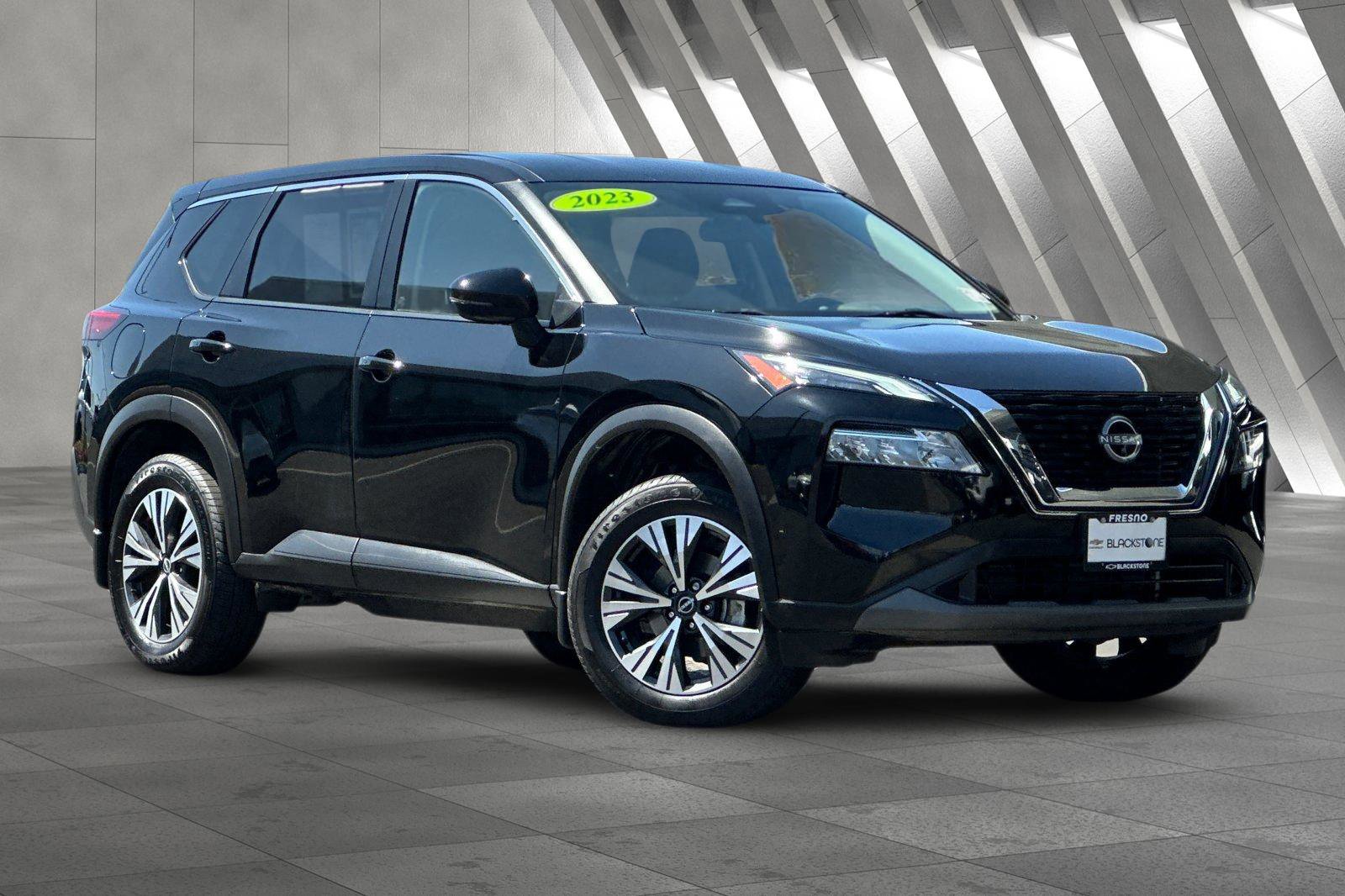Used 2023 Nissan Rogue SV image 1